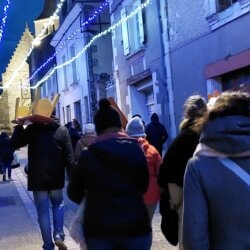 Le public emmène ses bancs dans une rue de Dissay