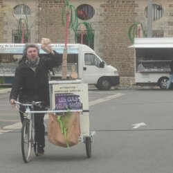 Le vélo des Culs Gelés sur le marché du samedi matin à Dissay